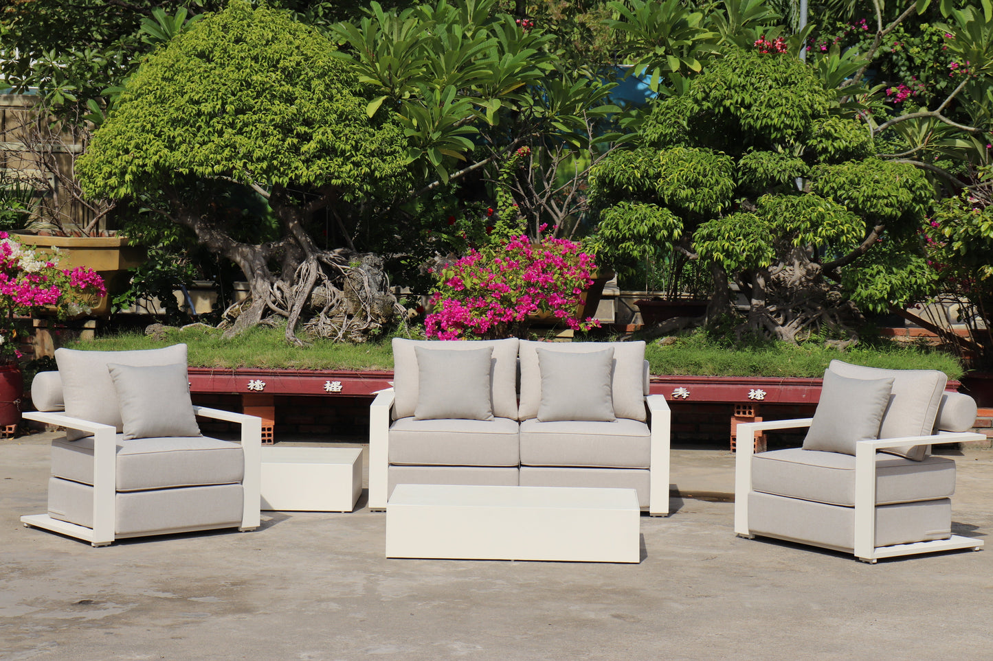 White Hampton Style Lounge Set Inc 2+1+1, Coffee Table Aluminium Frame and Weather Resistant Fabric