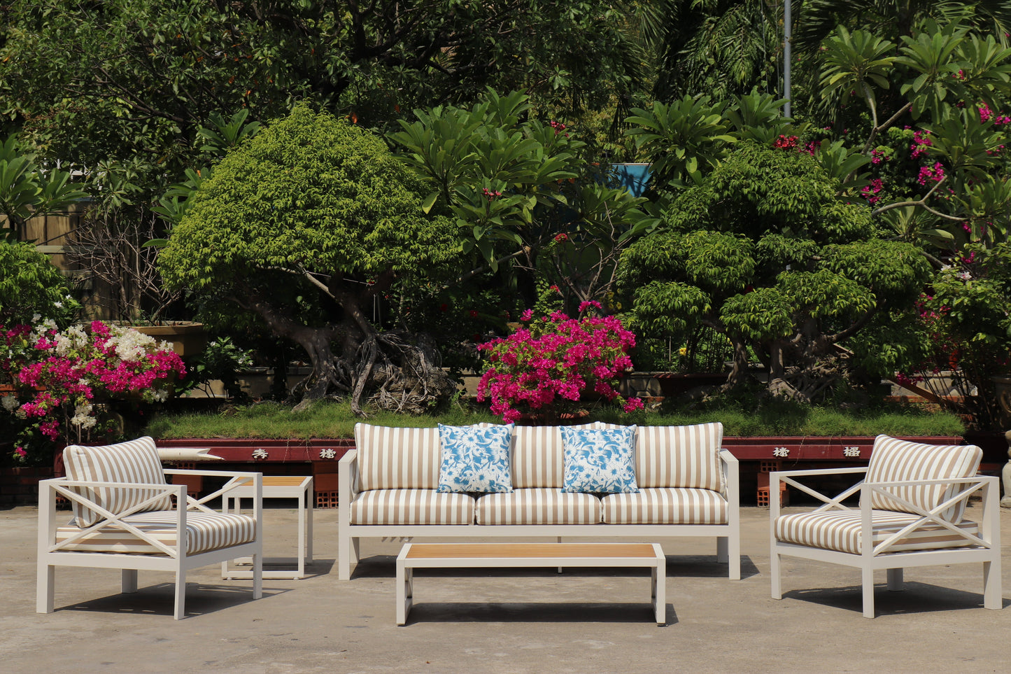 5-Piece Modern Outdoor Lounge Furniture Set Inc 3-Seater Day Bed, Coffee Table, Side Table & 3+1+1