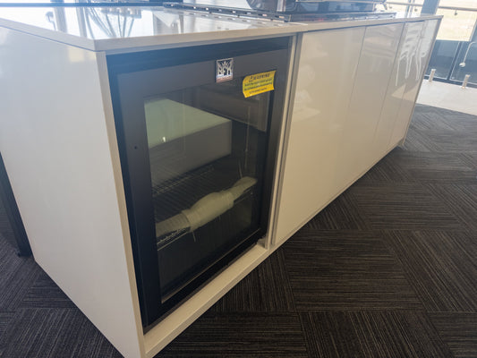 Grill King Signature Series Outdoor BBQ Kitchen Package – Rockpool White Stone Bench-Top, White Aluminium Cabinets | 4-Burner Built-In BBQ + Rotisserie + 150L Outdoor Fridge