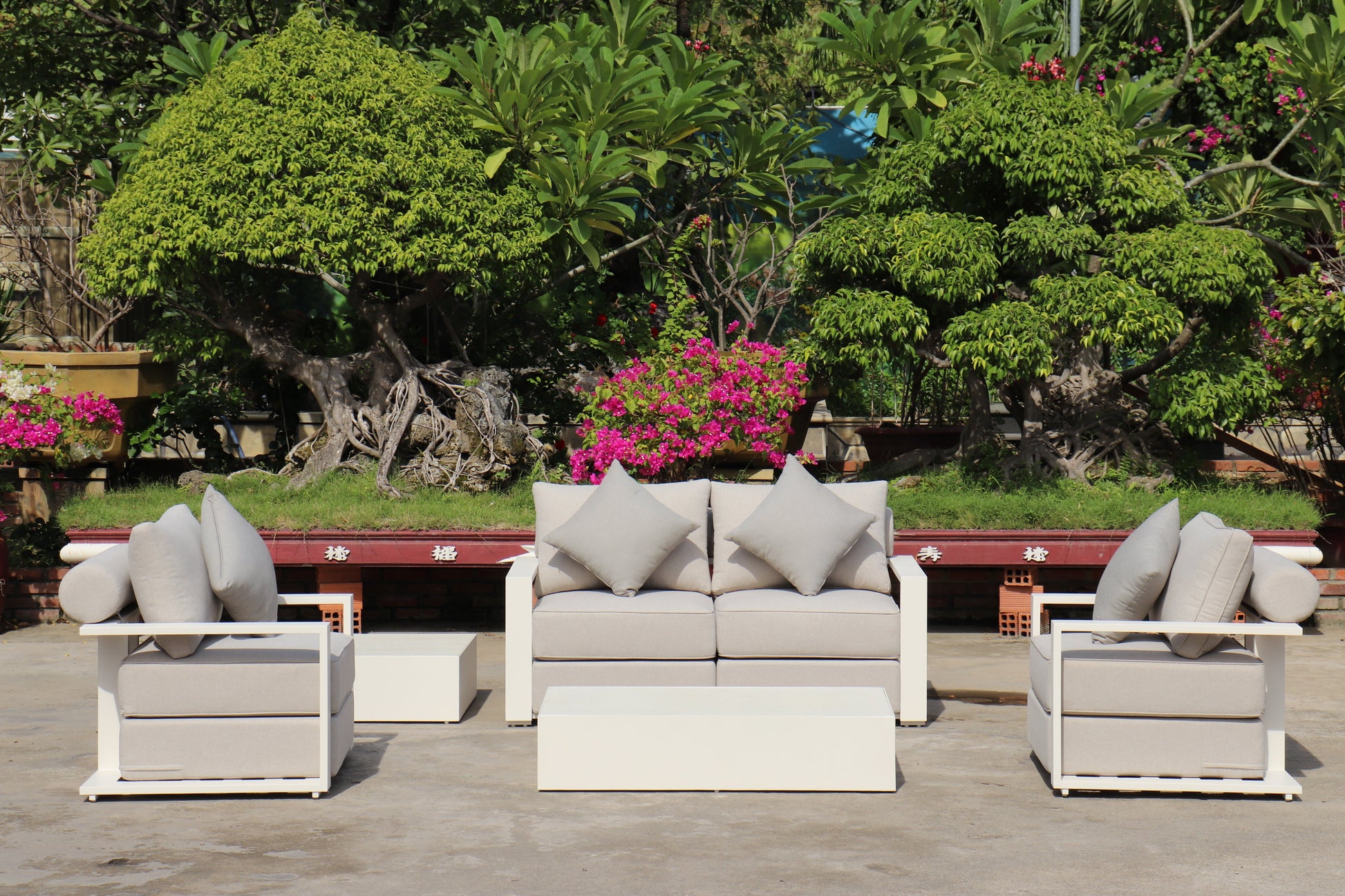 White Hampton Style Lounge Set Inc 2+1+1, Coffee Table Aluminium Frame and Weather Resistant Fabric