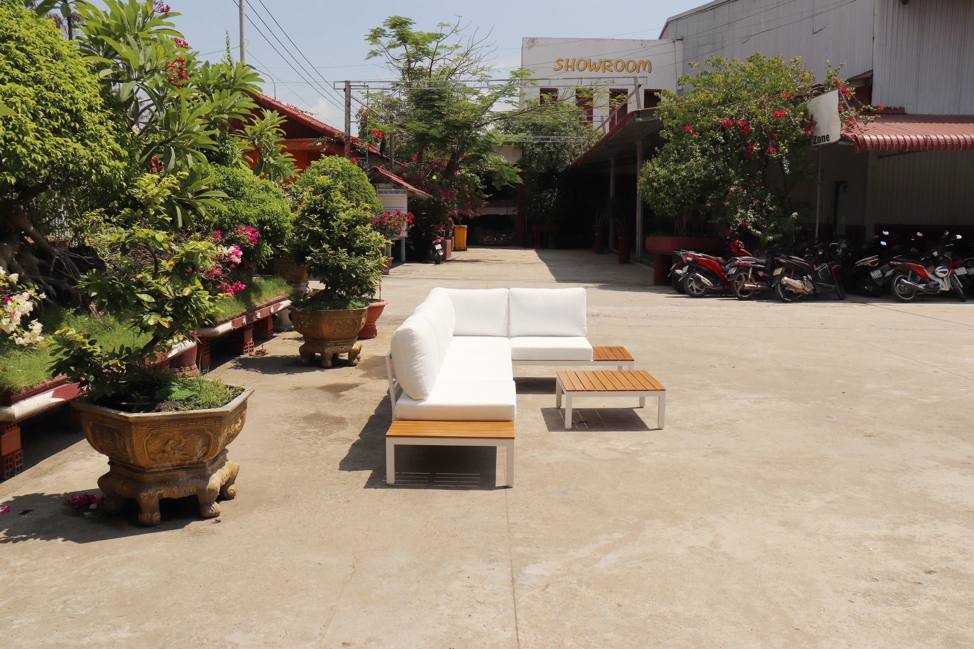 Modular Sofa Outdoor Furniture Set White Aluminium White Cusions Modular 4 Piece inc Coffe Table